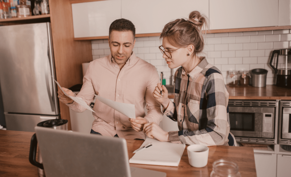 Par i prosess med refinansiering foran PC