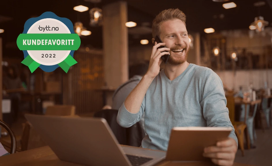 Mann i telefon med kundeservice TF Bank kundefavoritt