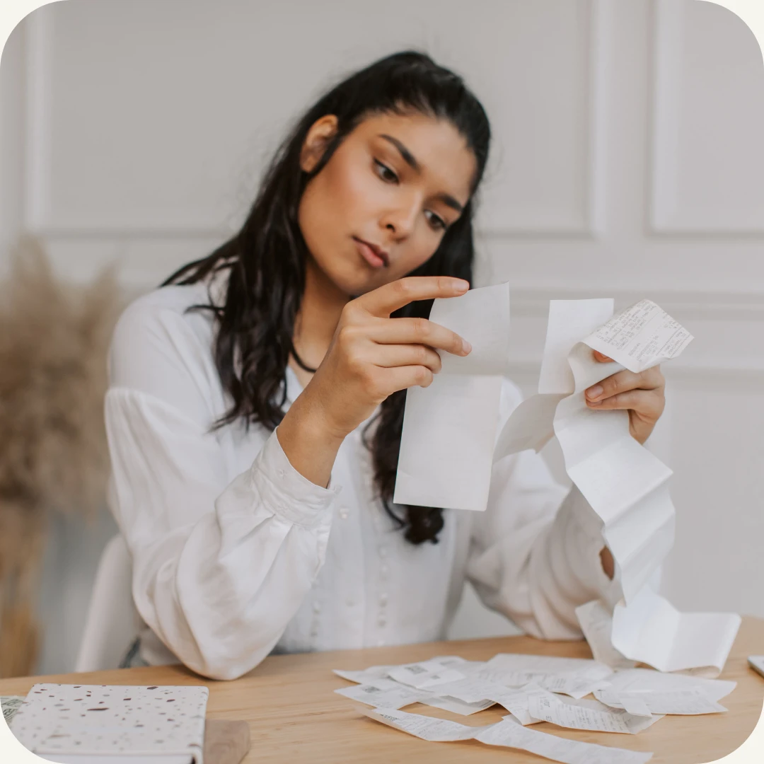 Kvinne analyserer kvitteringer