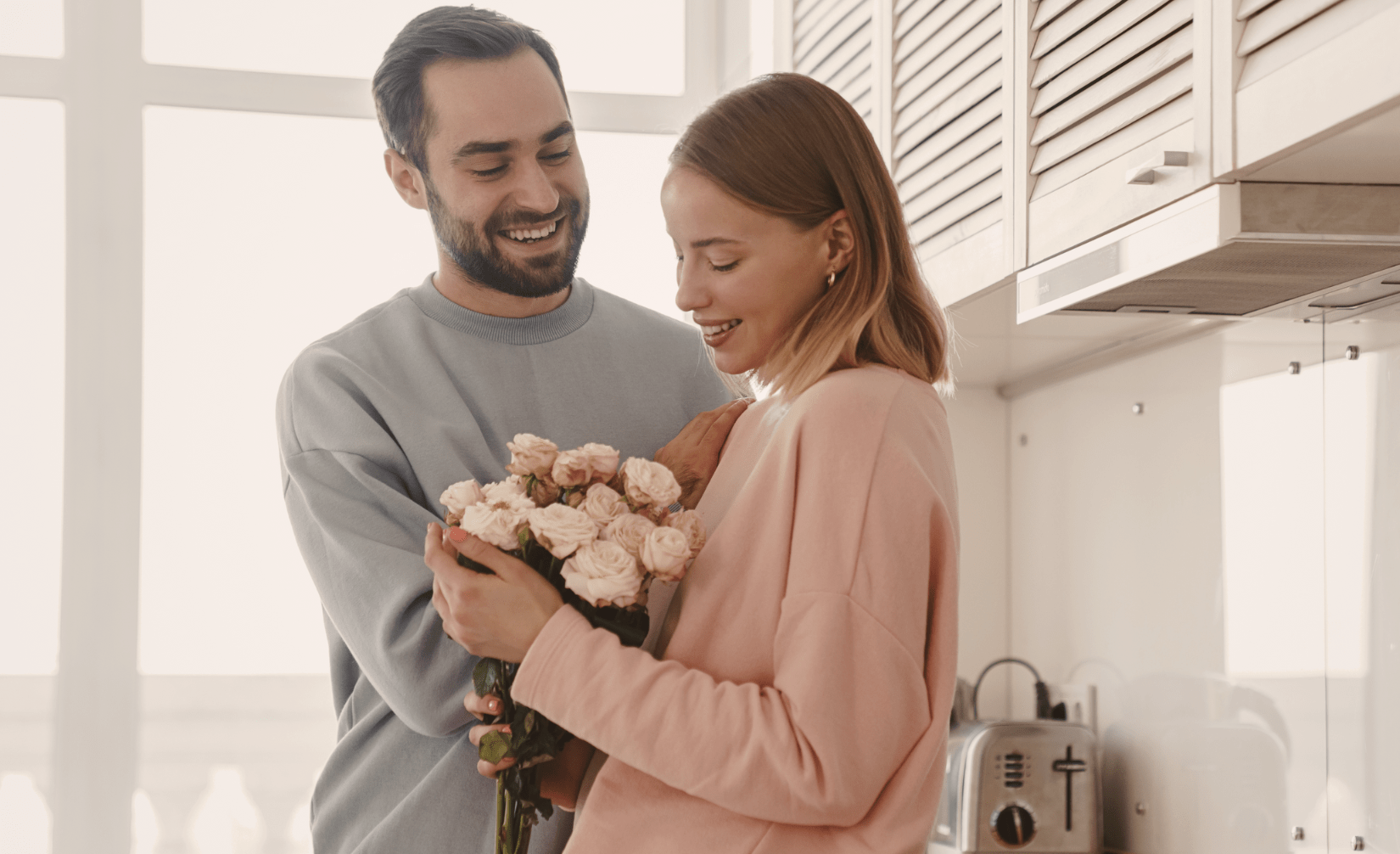 Mann gir blomster til kvinne
