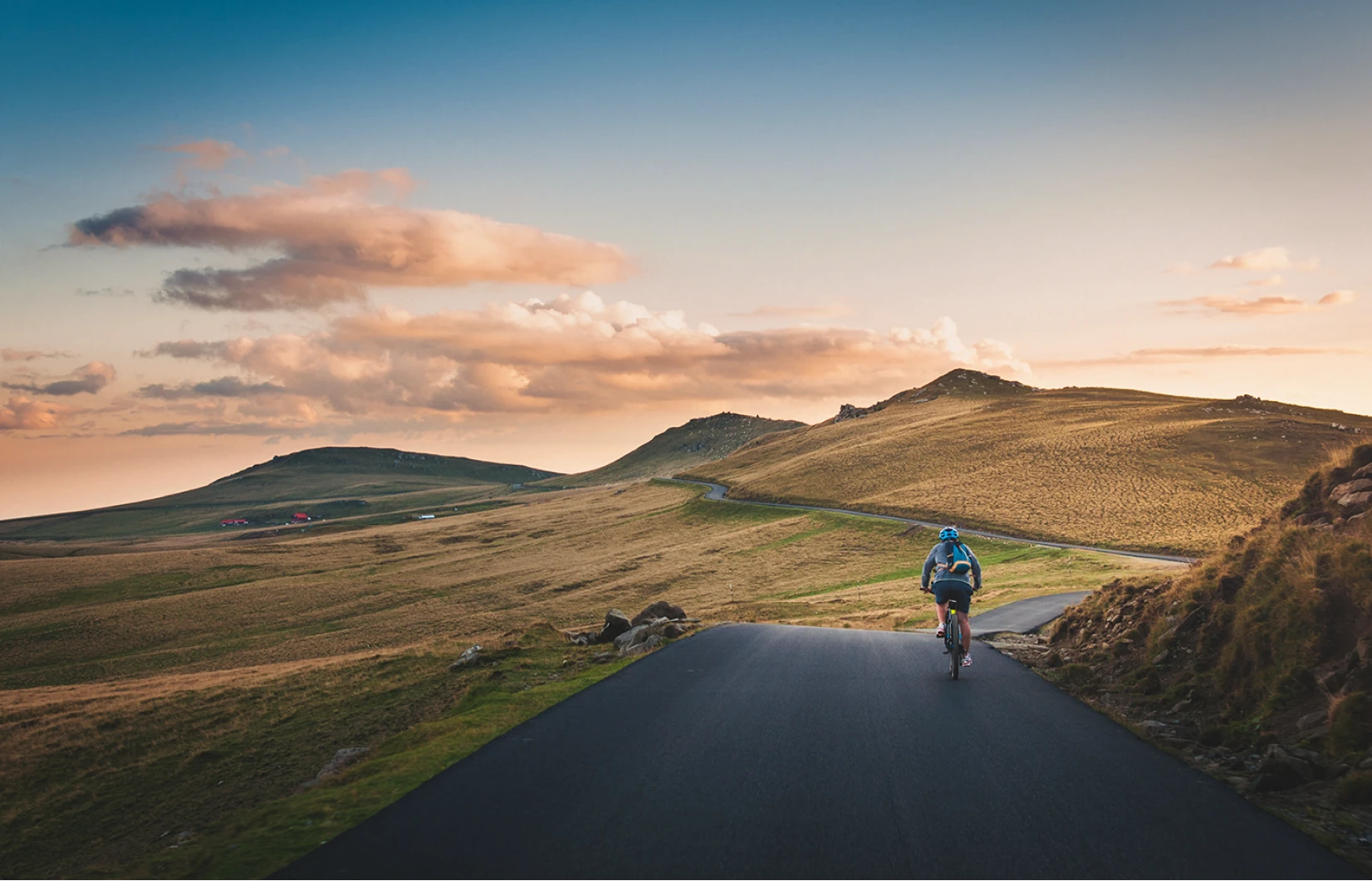landskap i solnedgang