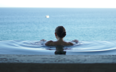 kvinne bader i basseng på spa