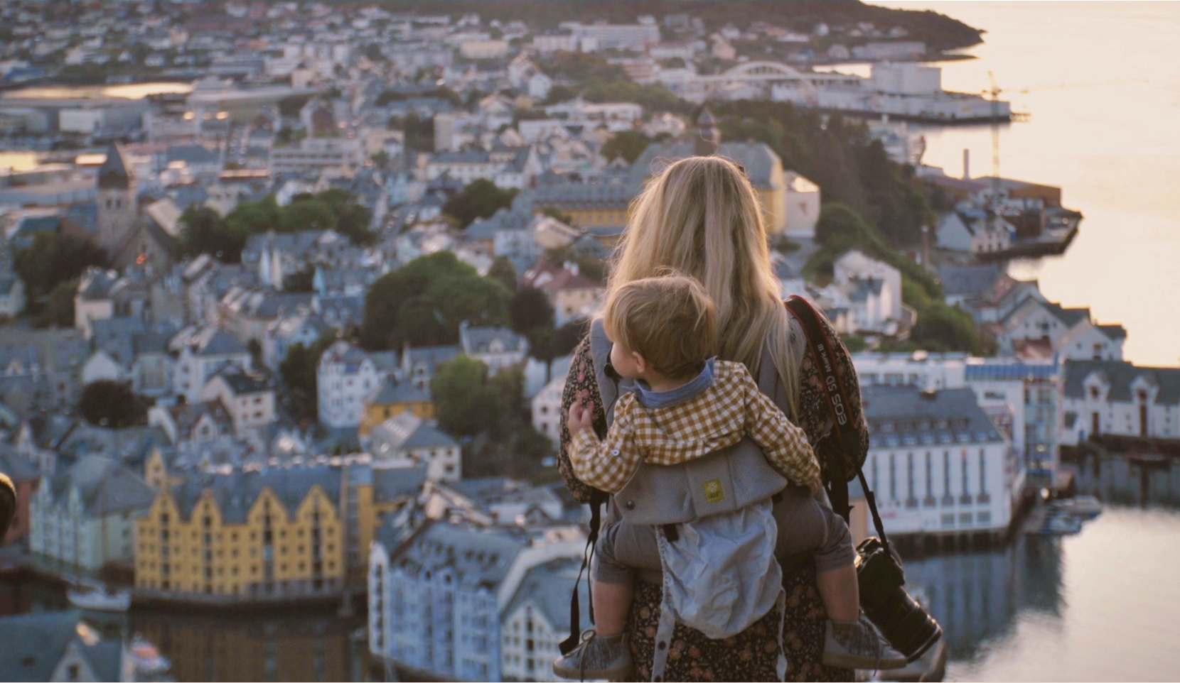 mor og sønn ser ut over en by