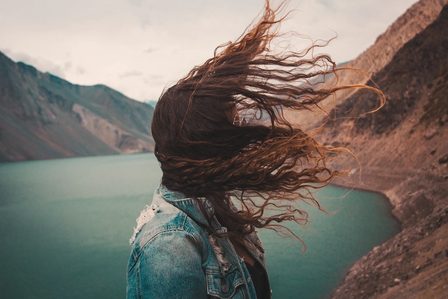 kvinne foran sjø