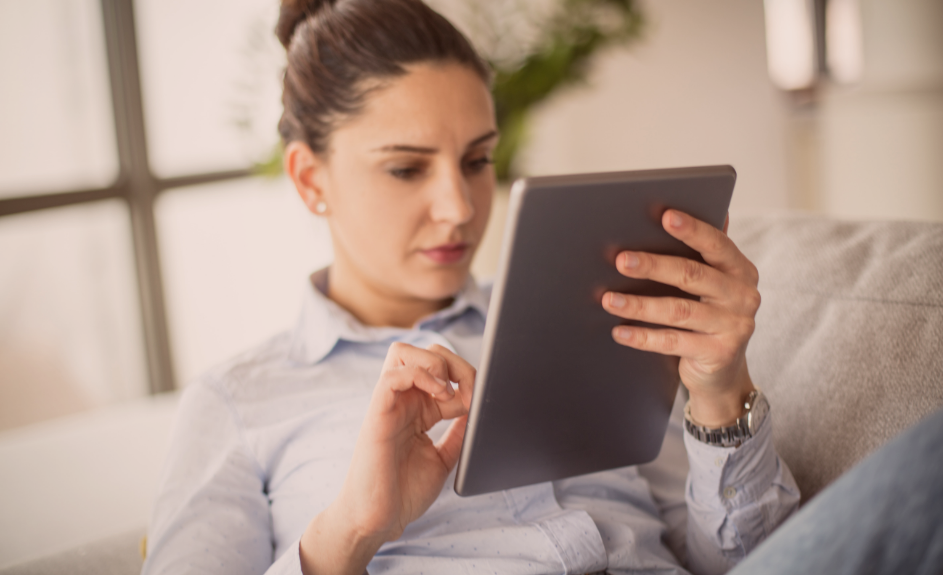 kvinne refinansierer enkelt på nett