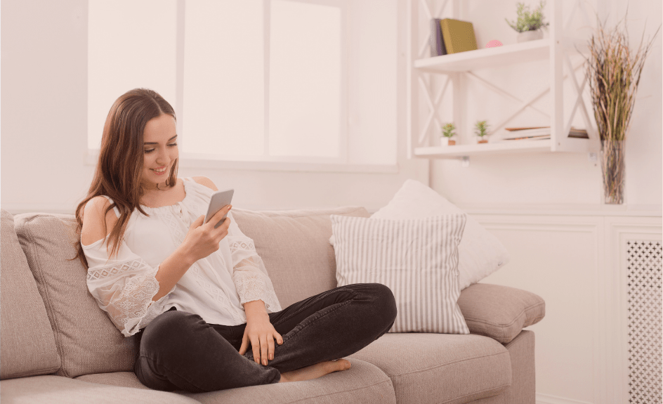 kvinne som søker om avdragsfri måned på mobil