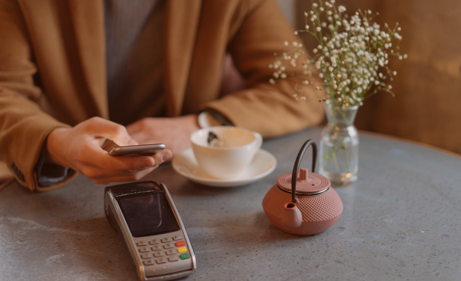 kvinne betaler med kredittkort på Vipps