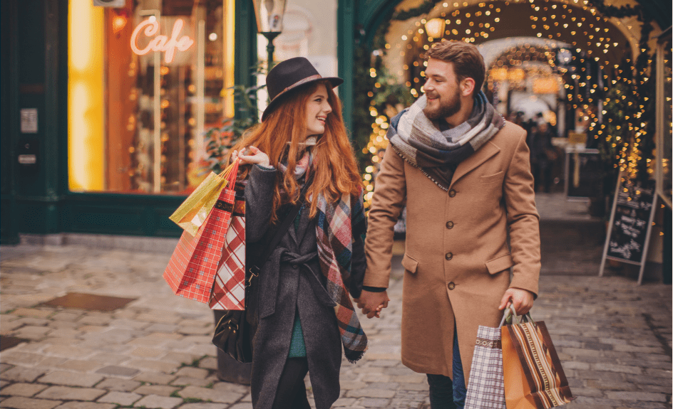 Smilende par julehandler