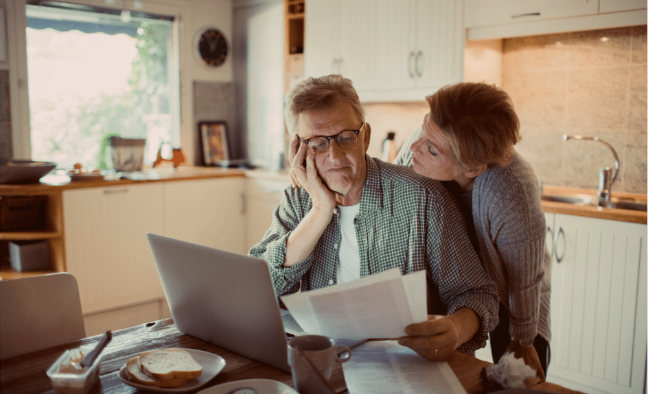 Par som ser over økonomien og samler lån og kreditter