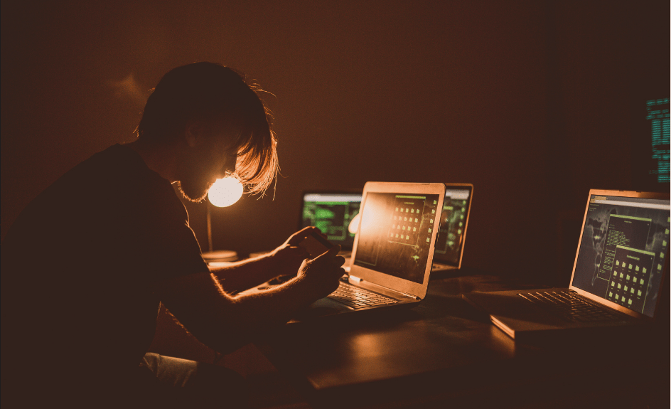 Person som jobber med ID-tyveri