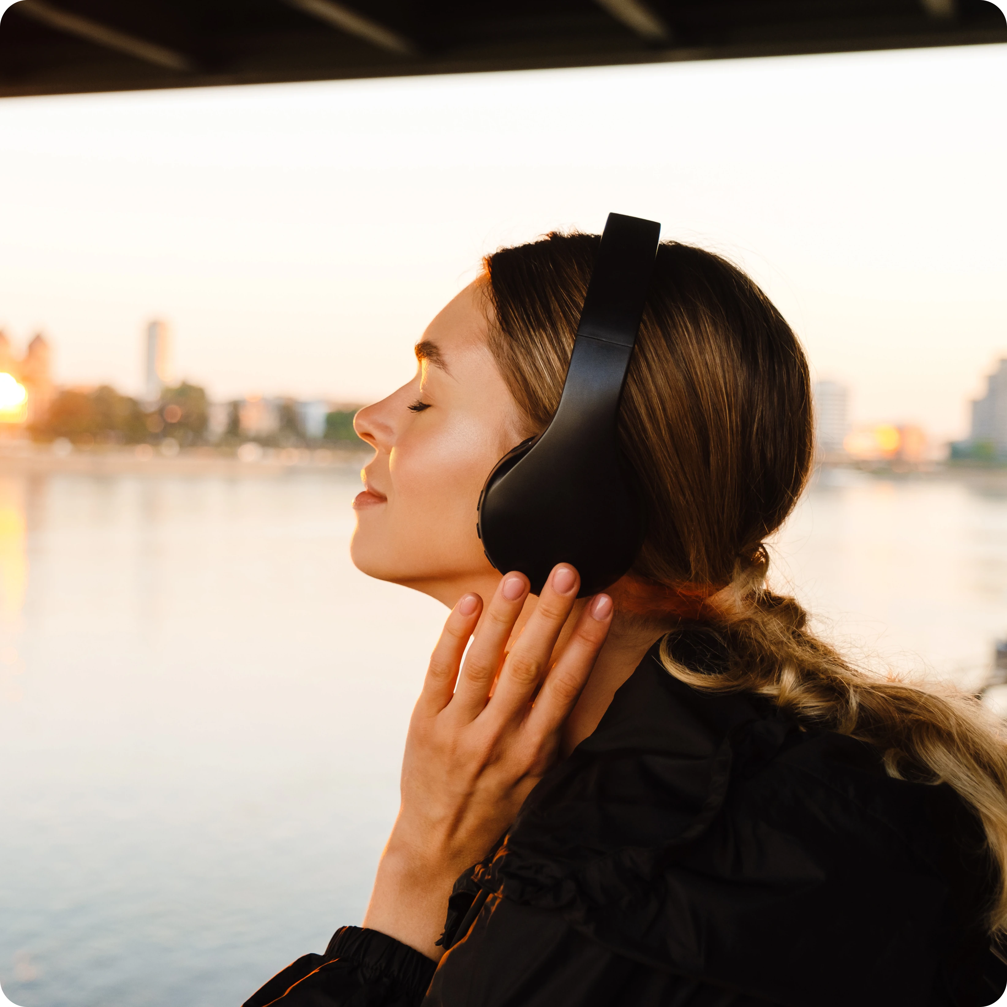 kvinne på tur hører på musikk i hodetelefoner