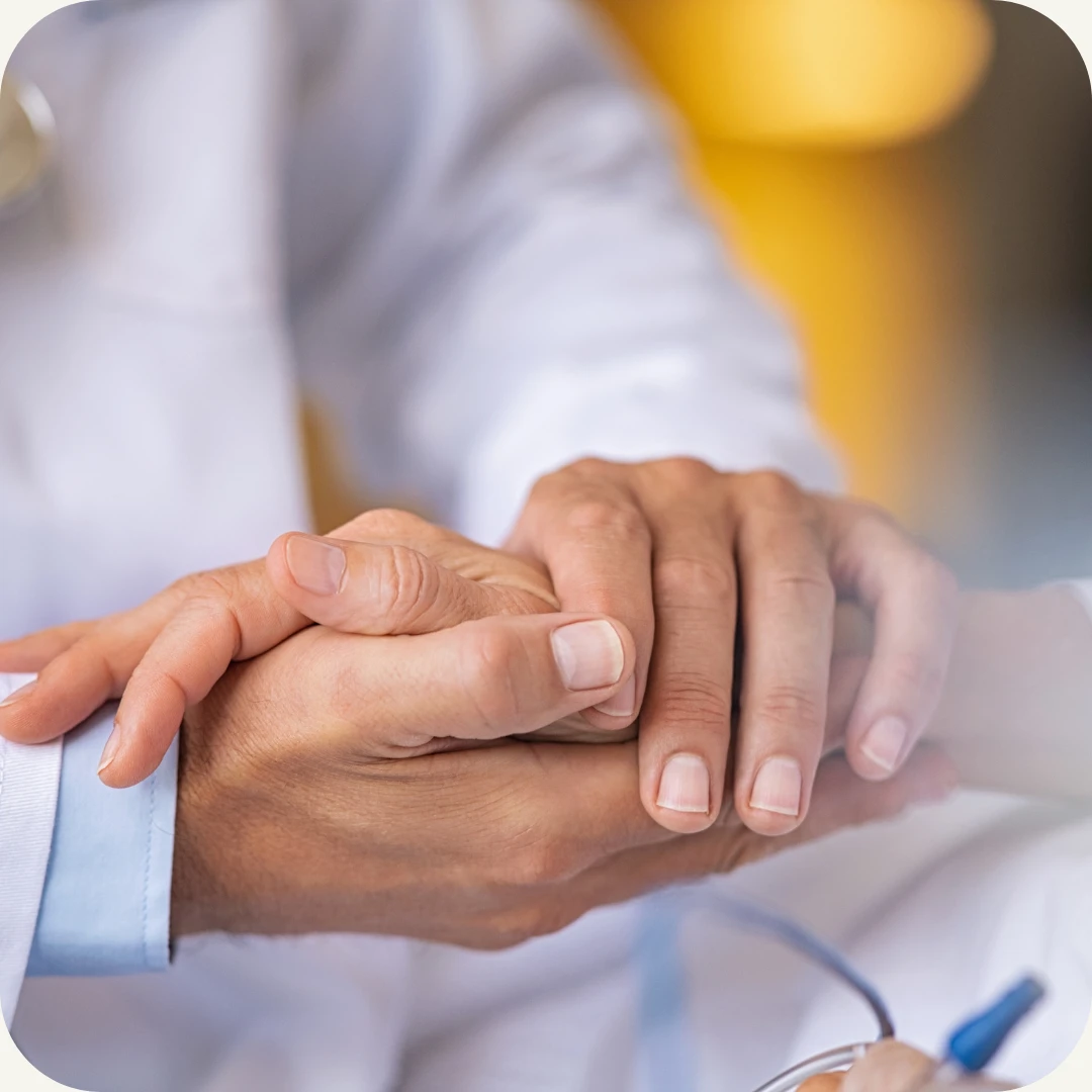 lege og pasient holder hverandre i hånden