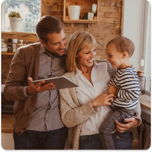 smilende far, mor og sønn