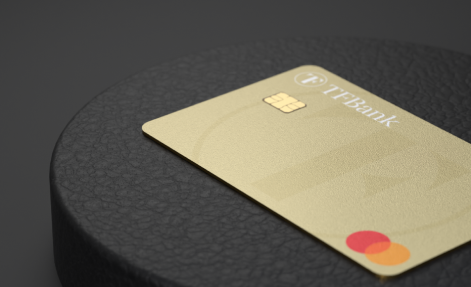 TF Bank Mastercard kredittkort på svart bakgrunn