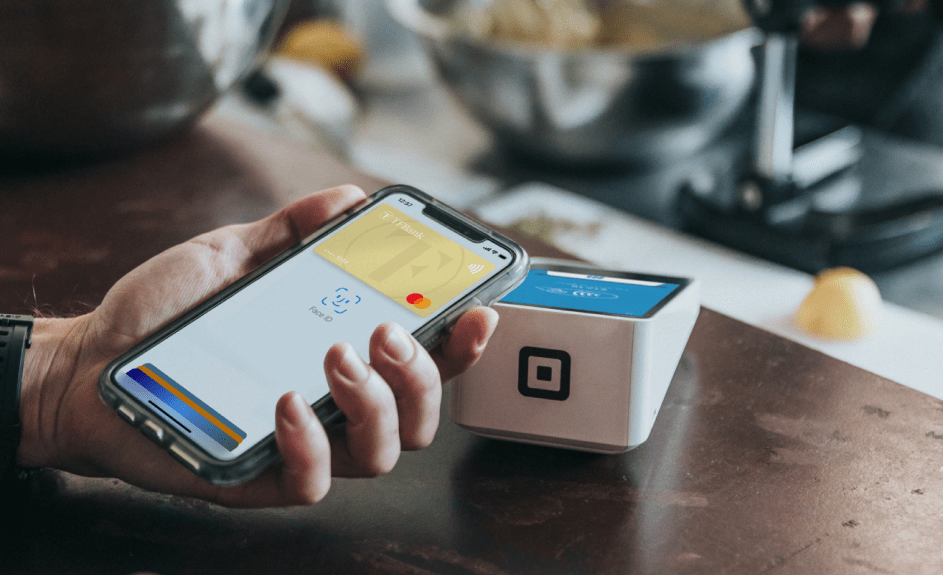 Betaler med Apple Pay i kasse