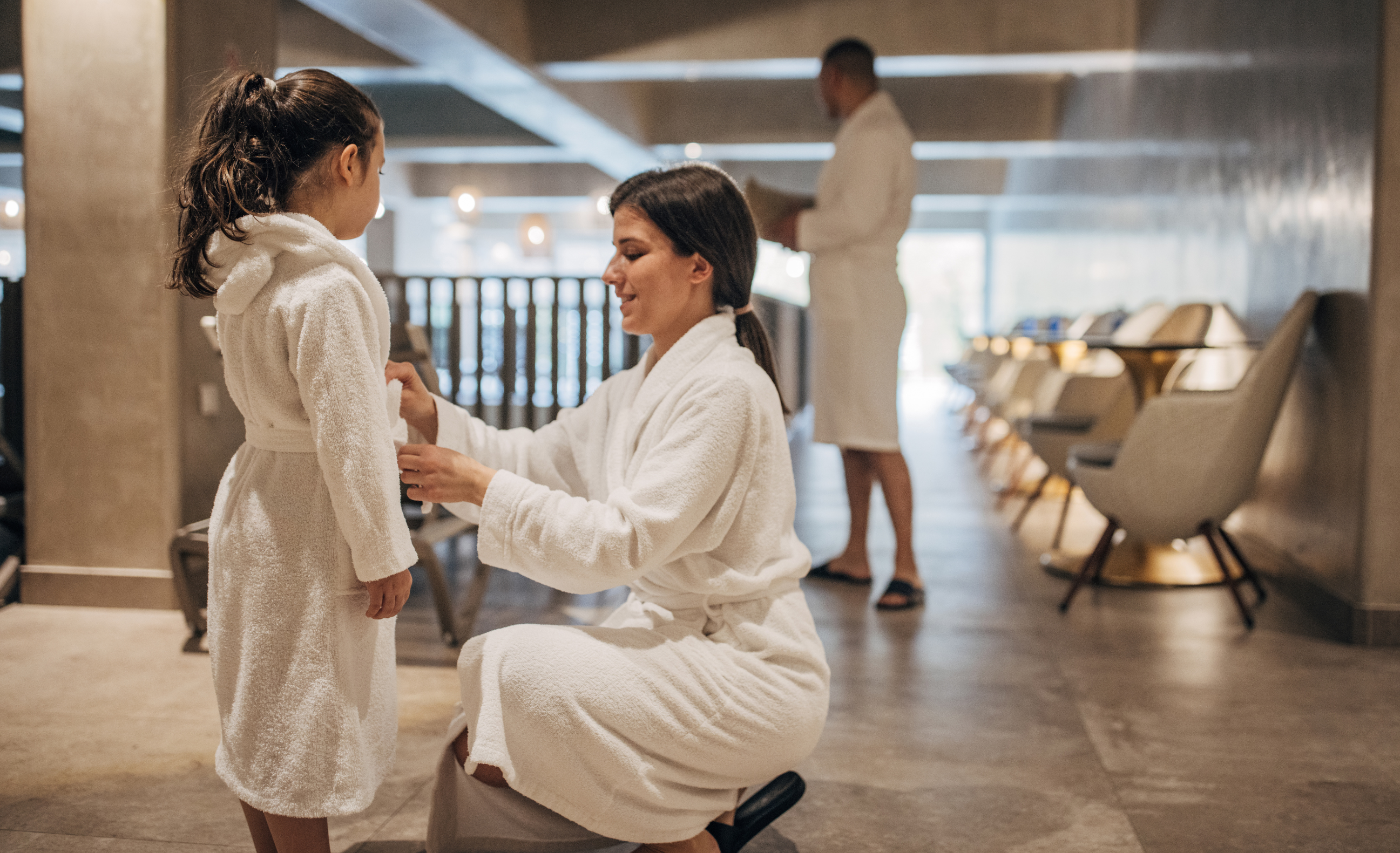 mor og datter i badekåpe på spa