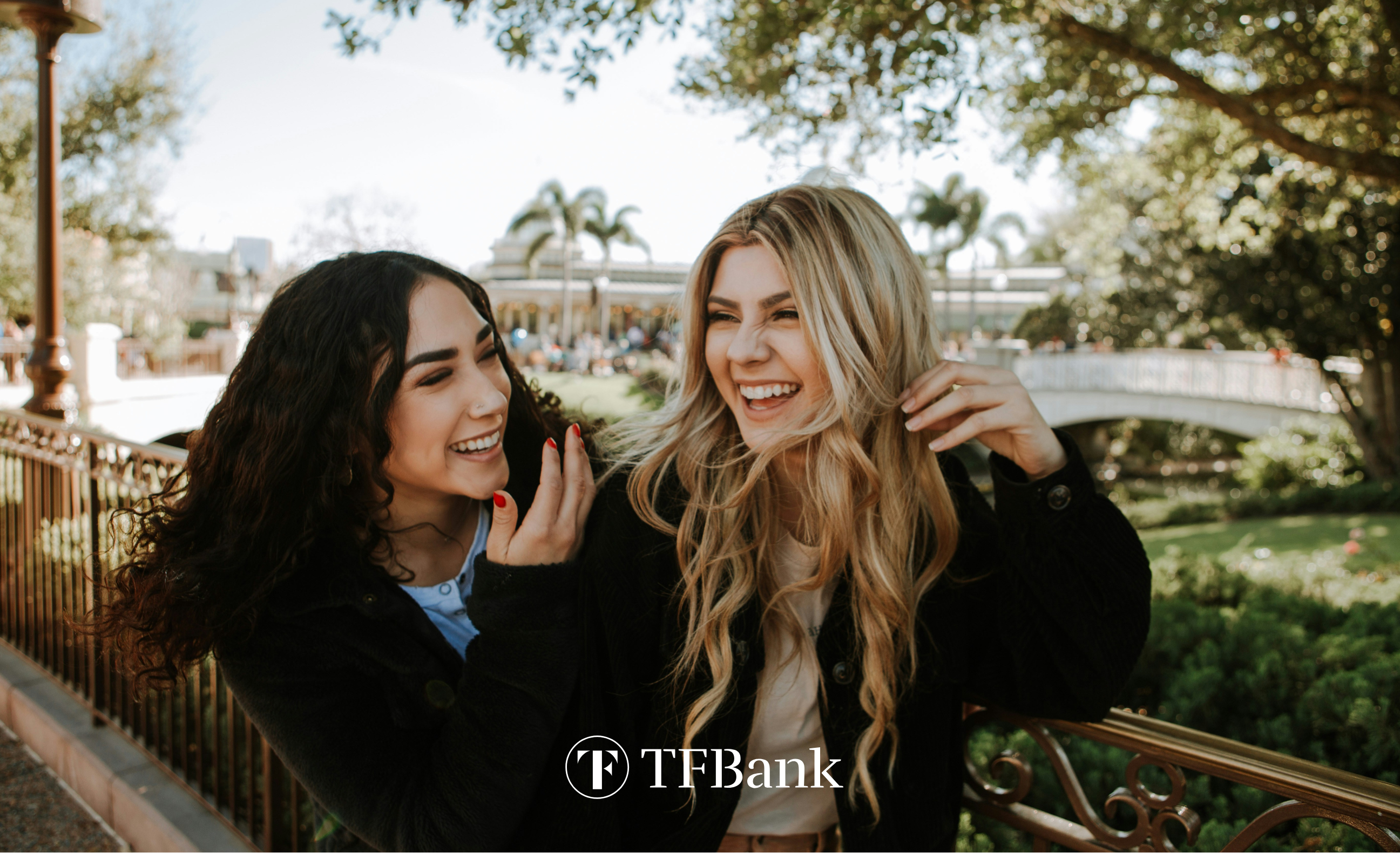 to smilende jenter i park