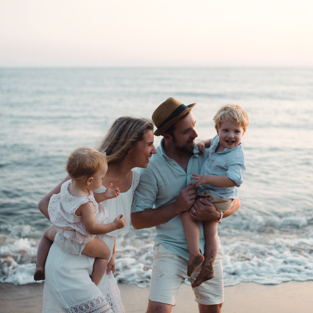 smilende familie på strand