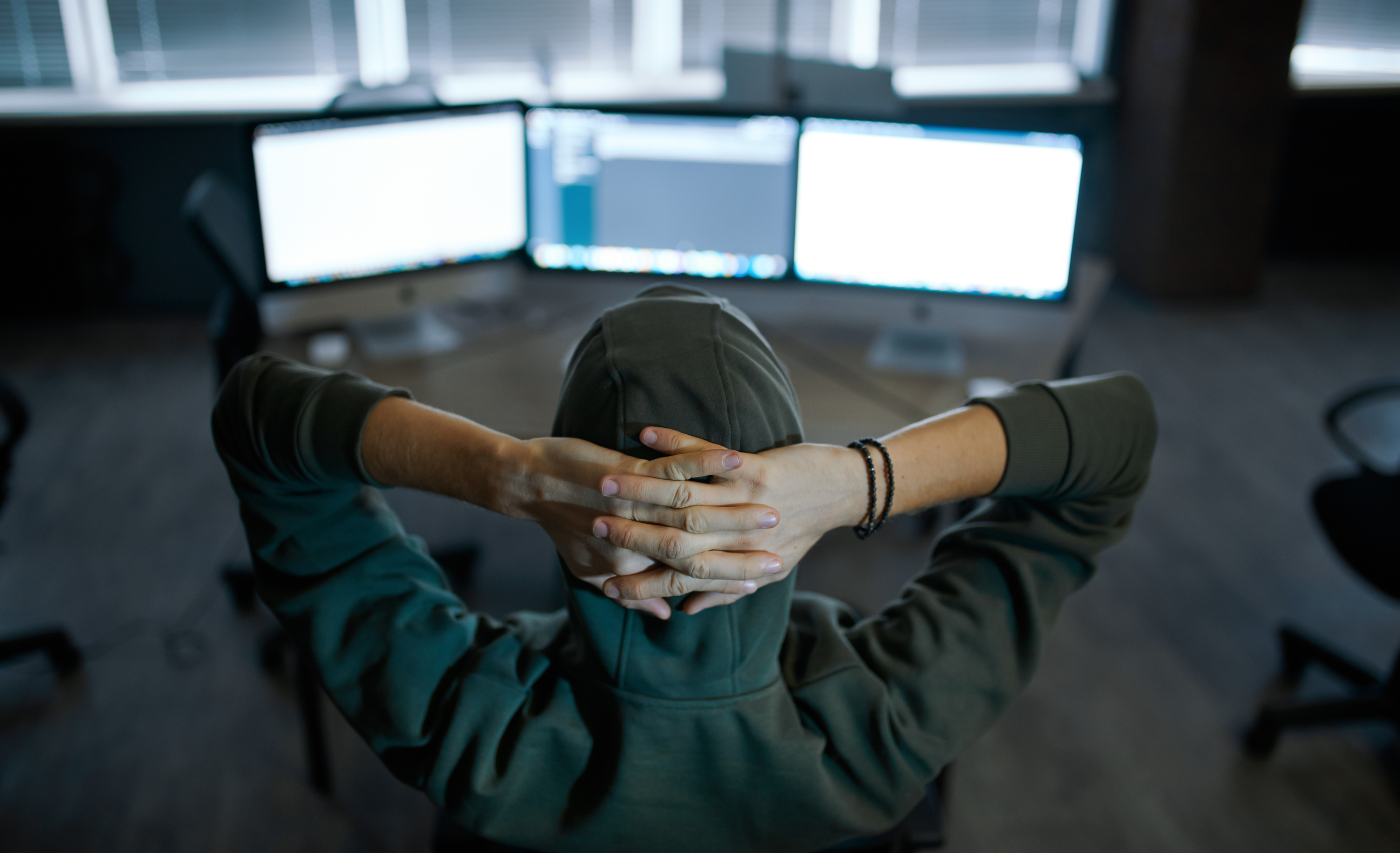 Svindler sitter foran pc-skjerm