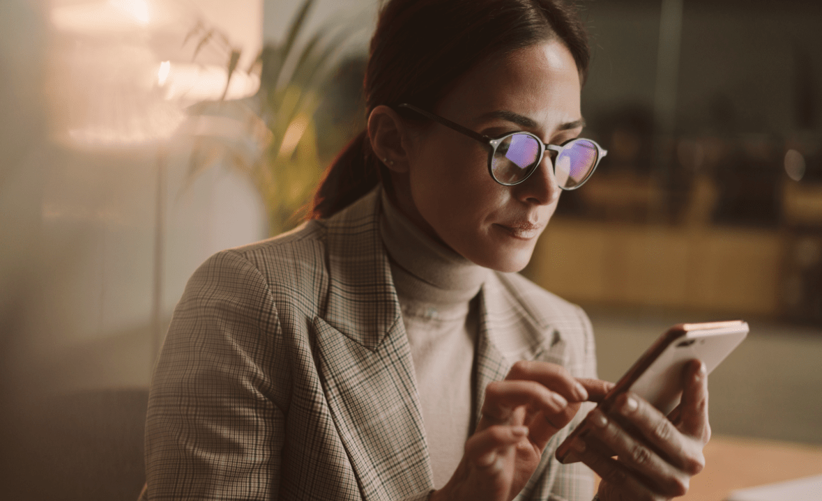 Dame forsøker å logge inn med BankID