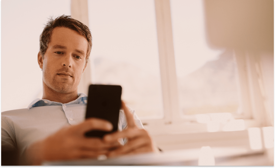 mann handler på nett med kredittkort på mobil