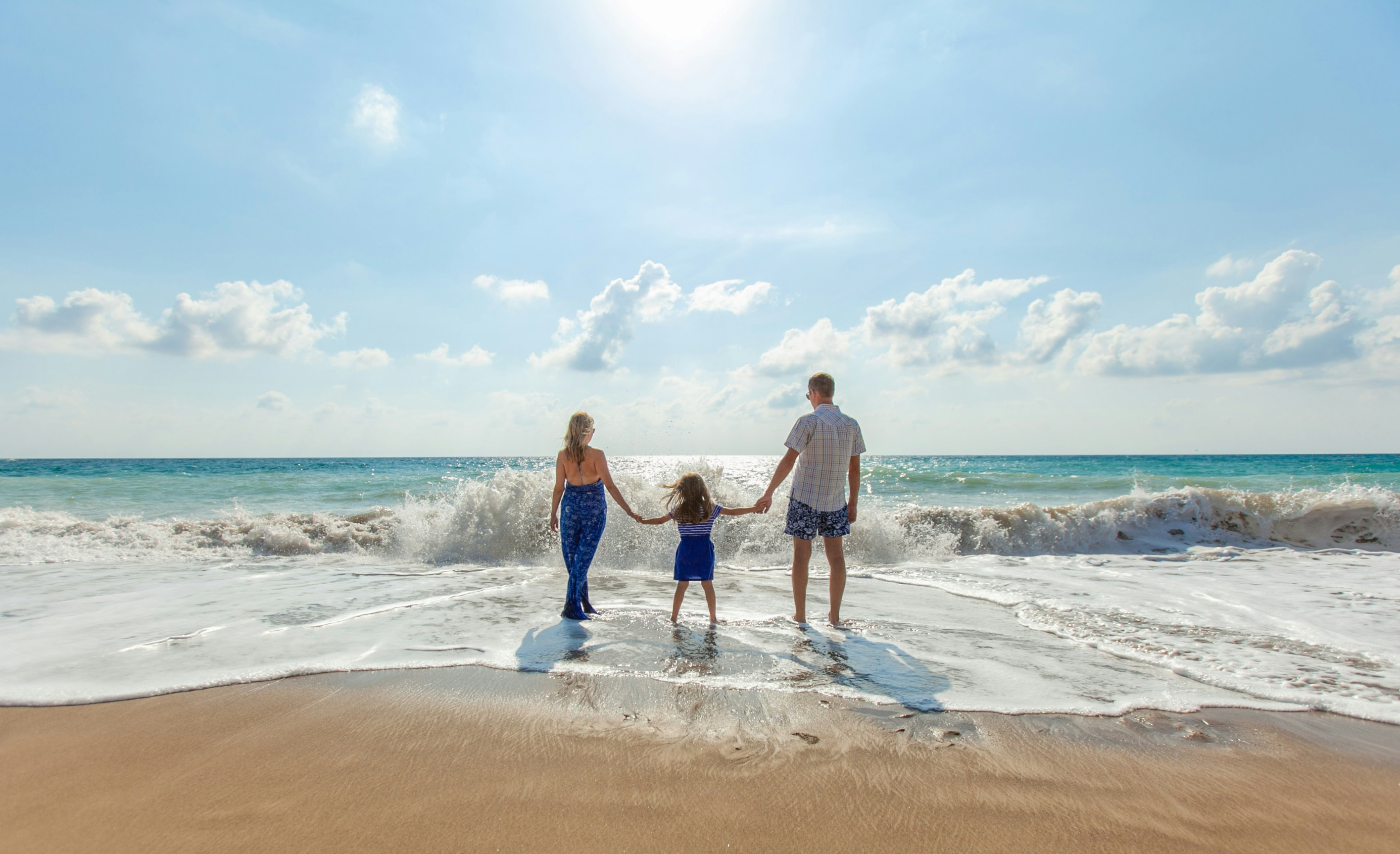 Familie på tropisk strand