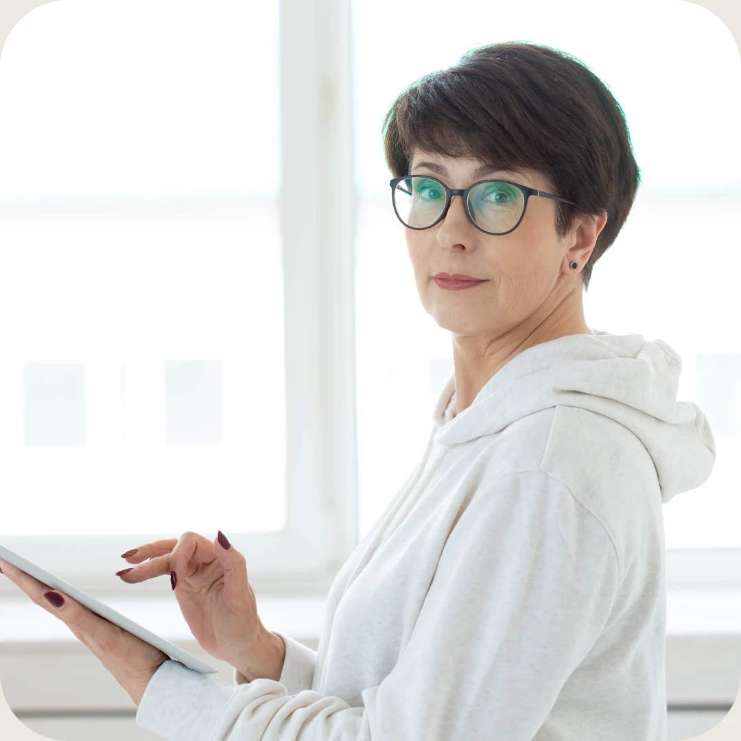 Selvsikker dame ser inn i kameraet