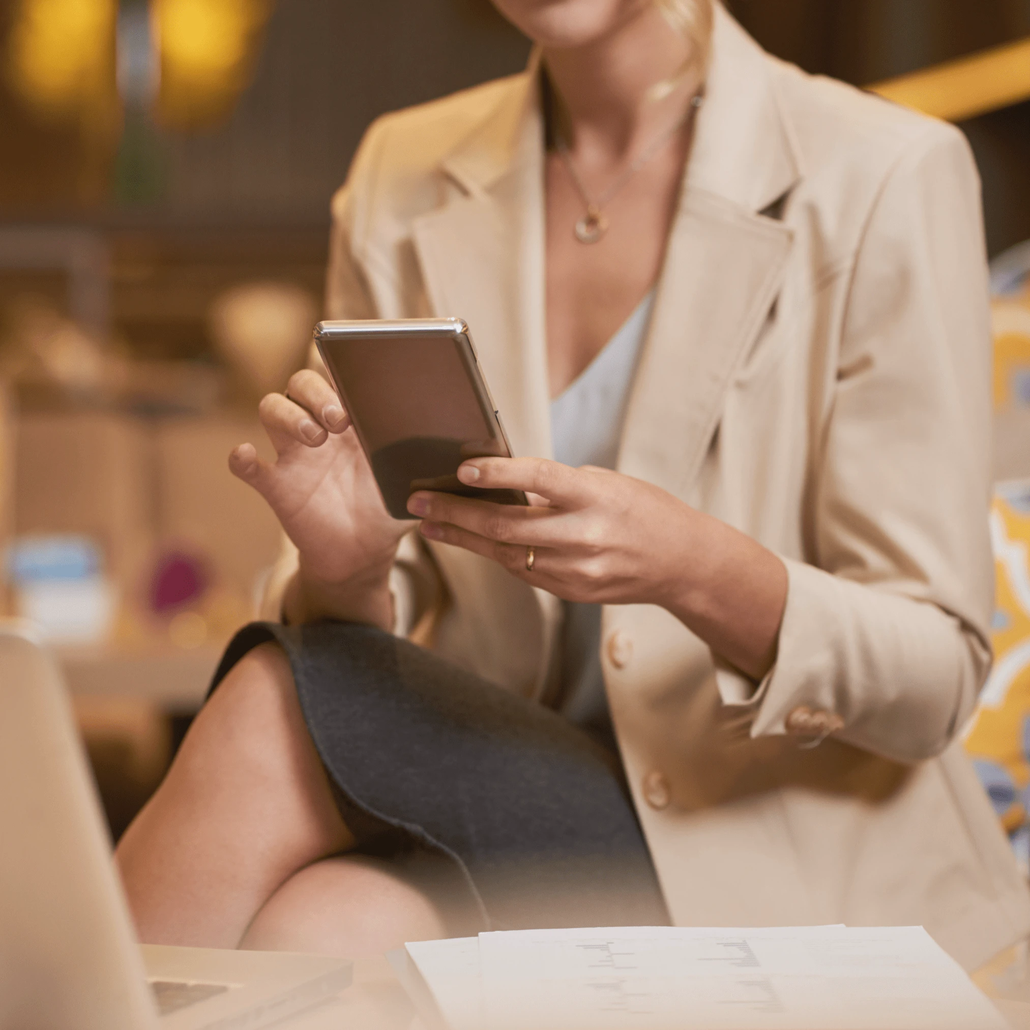 Kvinne registrerer seg for Click to Pay