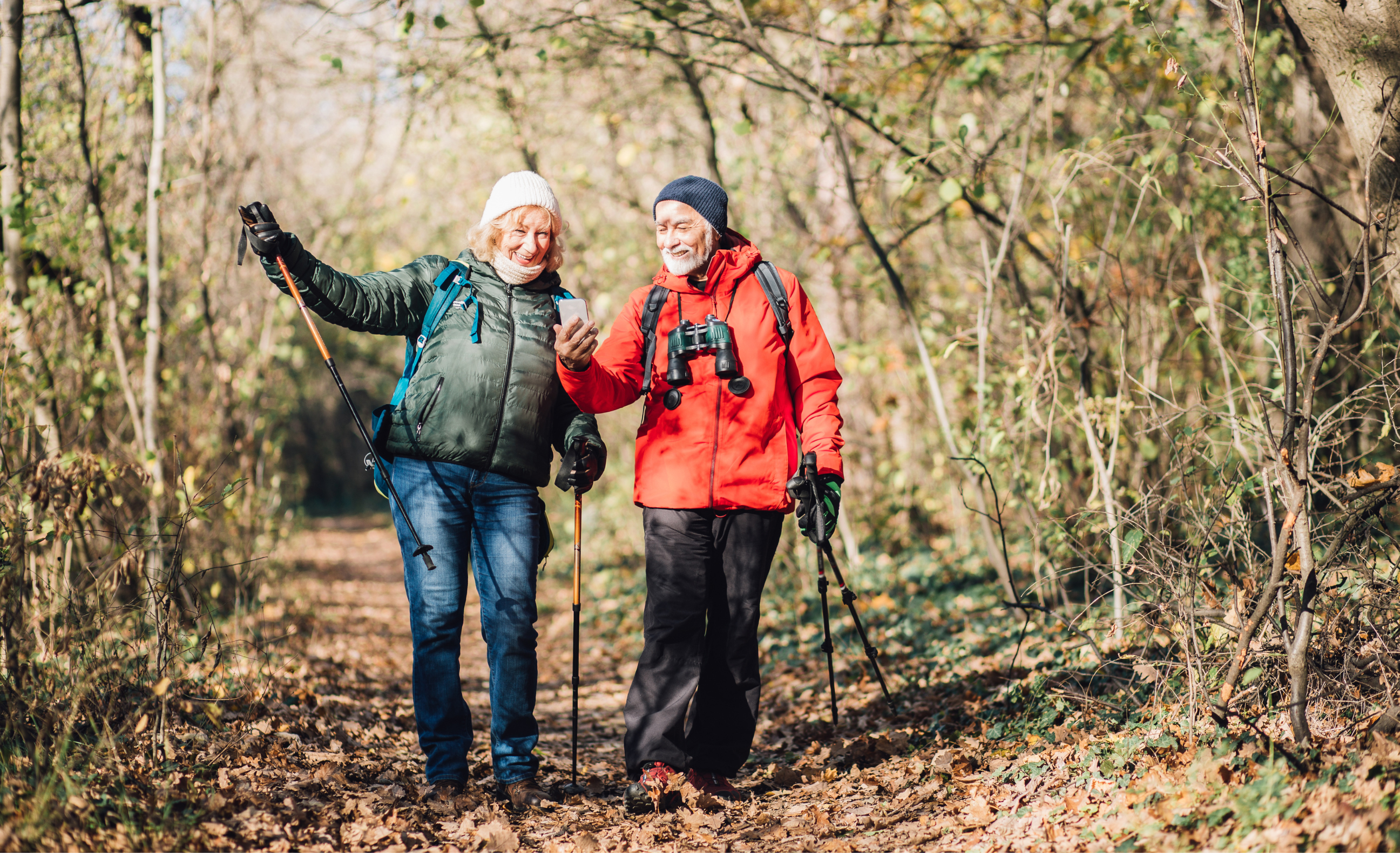 eldre dame og mann på tur i høstvær