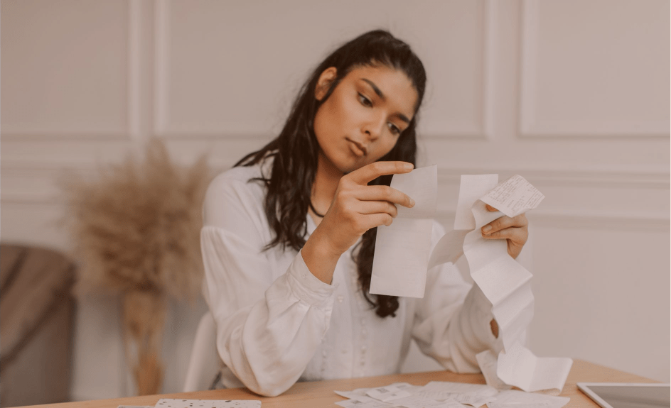 Kvinne holder oversikt over kredittkortfaktura