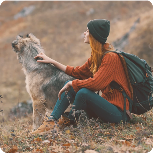 kvinne og hund på fjelltur