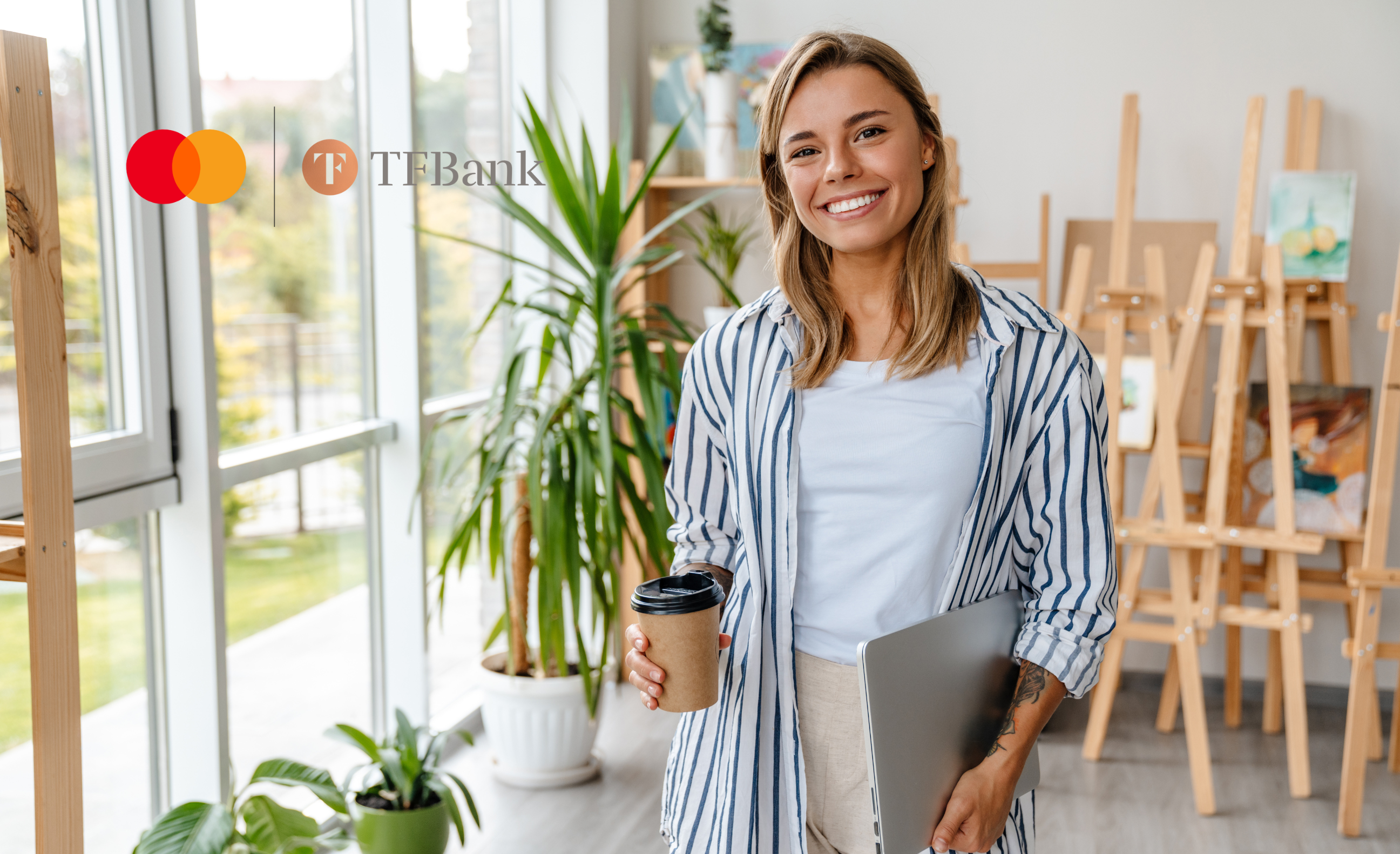 smilende kvinne på lyst kontor