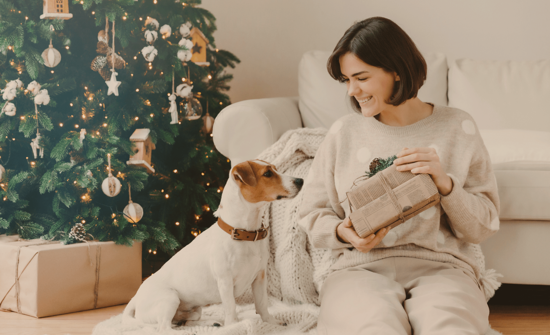 Kvinne foran juletre er glad for å ha brukt kredittkortet smart i julesesongen