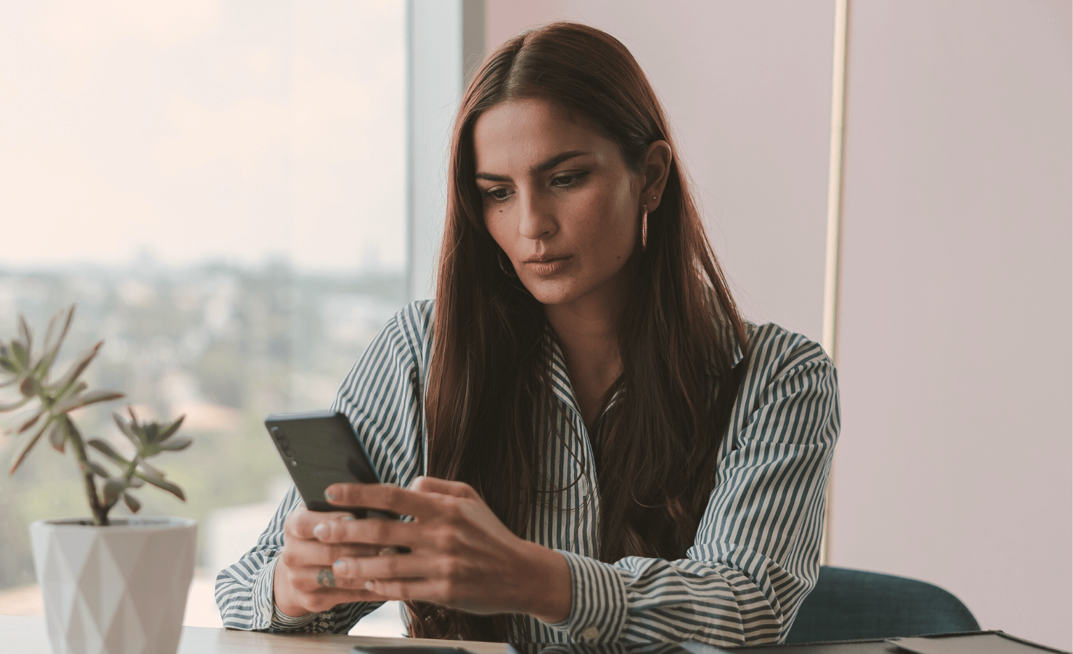 Kvinne sjekker sin egen kredittscore på mobilen