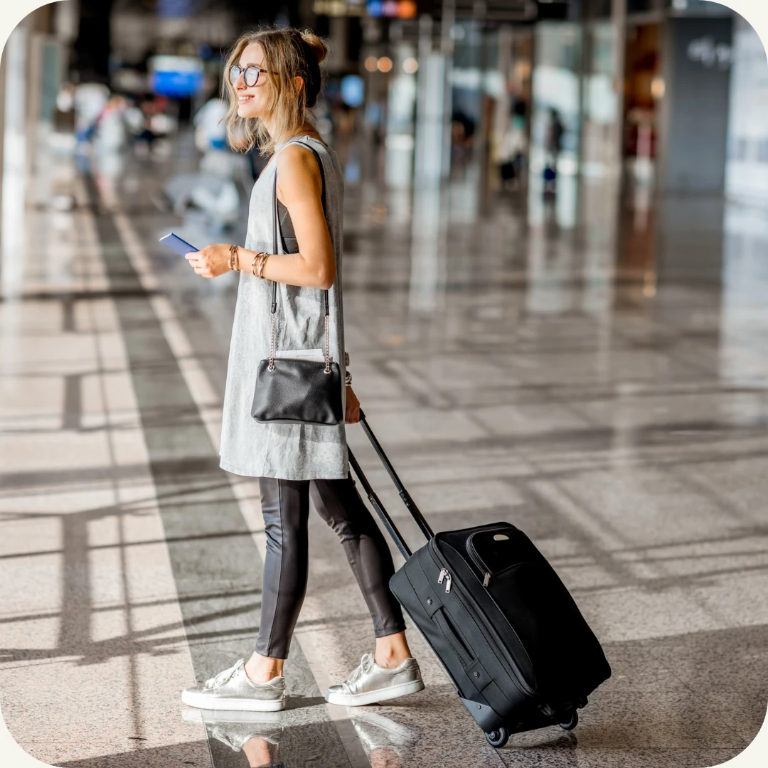 Kvinne med koffert på flyplass