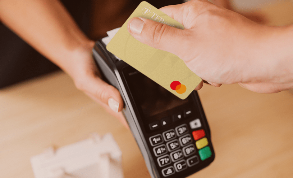 Betaler med kredittkort i betalingsterminal