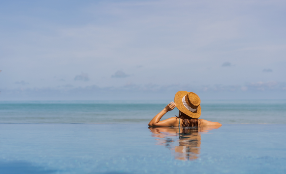 kvinne på ferie med TF Bank kredittkort