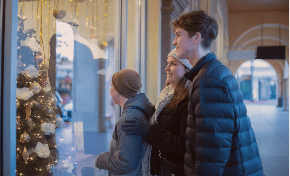 familie handler på black friday