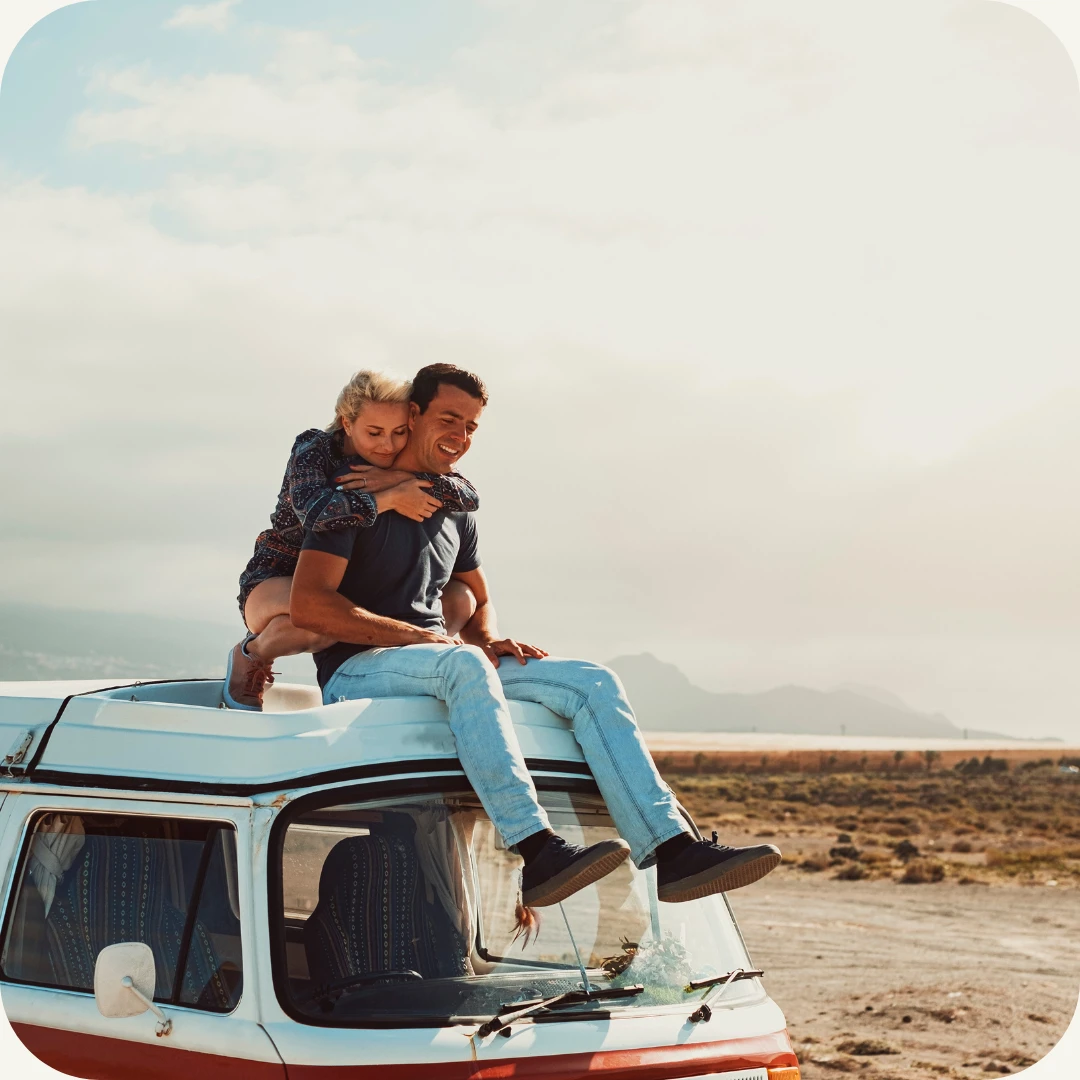 kjærestepar sitter på tak til leiebil